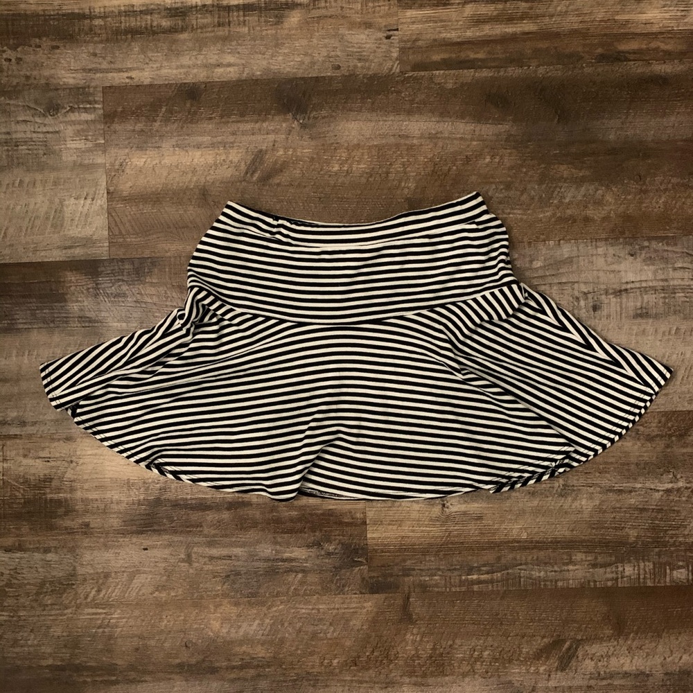 A&F WMNs M Black White Striped Skater Skirt